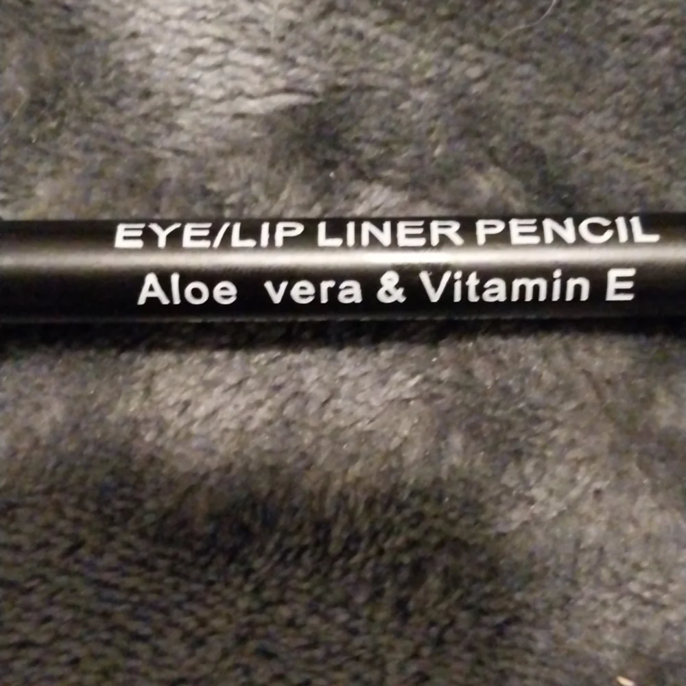 MAC lip/eyeliner